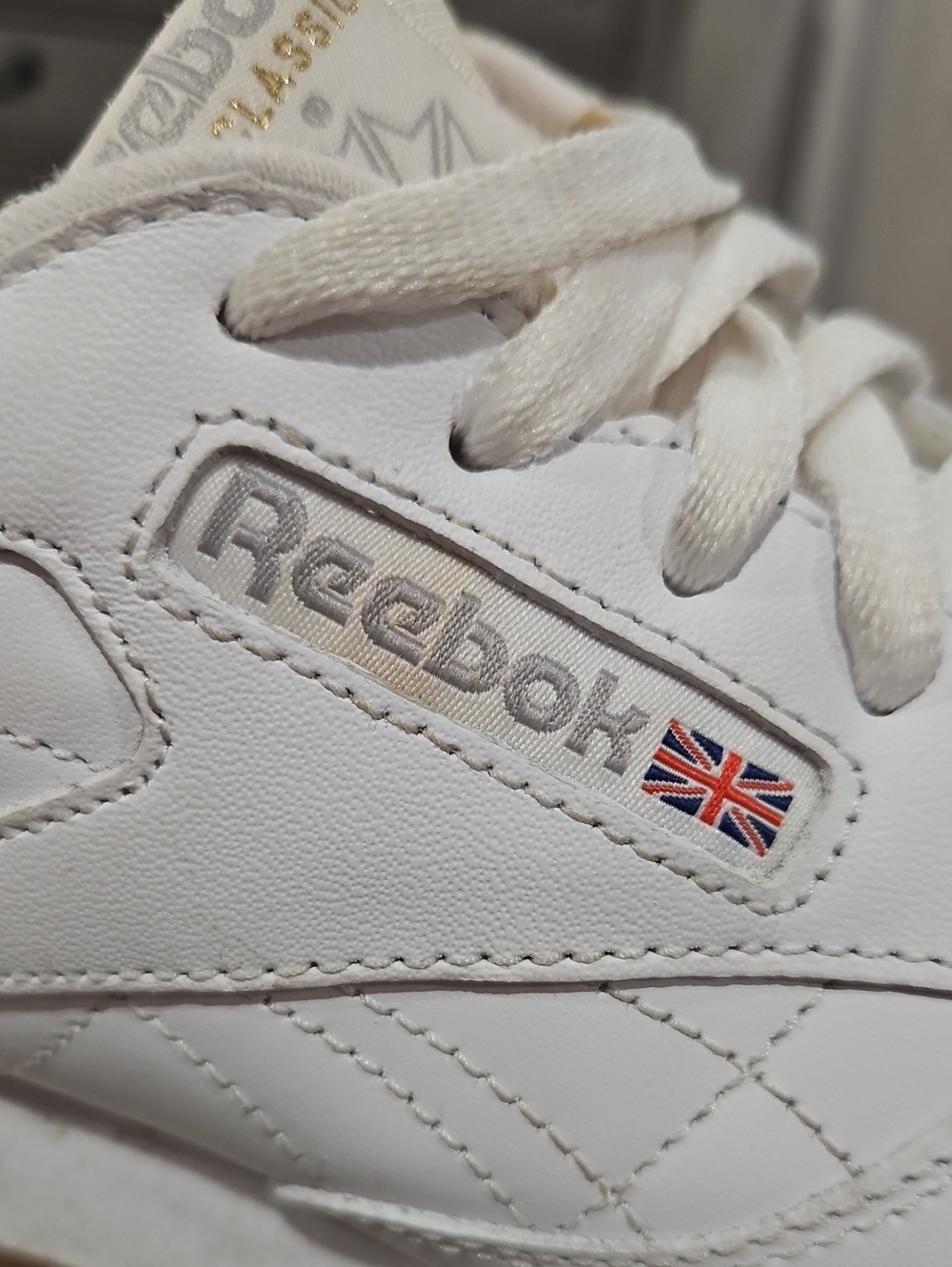 Reebok White Leather Women's Sneakers with Gum Outsole size 8.5 - Picture 11 of 11